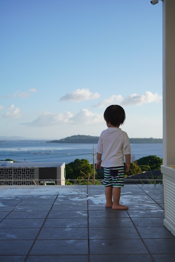 海を見つめる子供