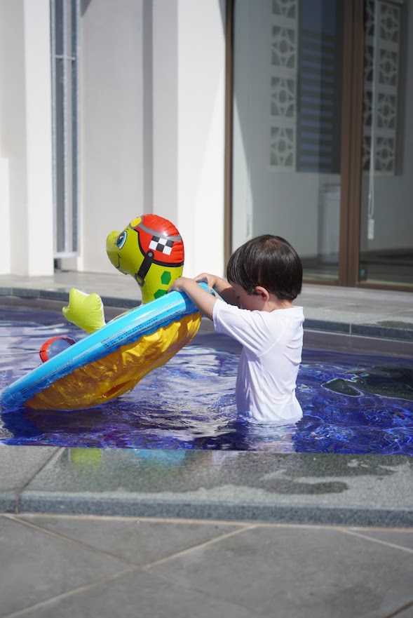 プールで遊ぶ子供の画像