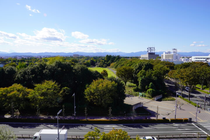 立川ステージガーデン屋上から見える昭和記念公園の写真