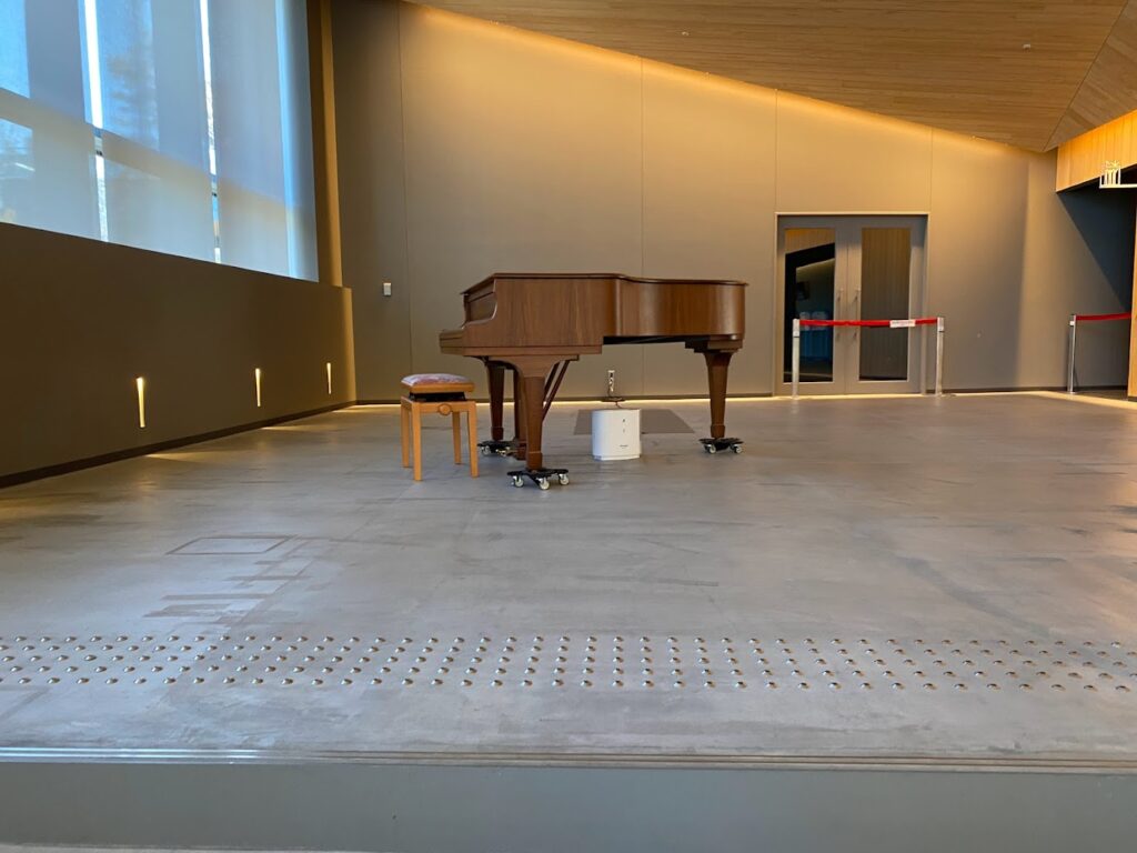 立川ステージガーデン　１Fの踊り場のピアノの写真