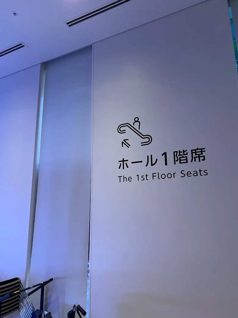 LINE CUBE SHIBUYAのエスカレータ