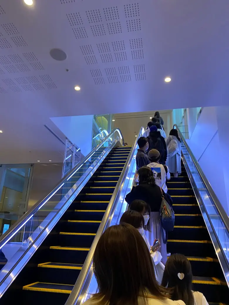 SHIBUYA LINE CUBEのエスカレータで1階席へ