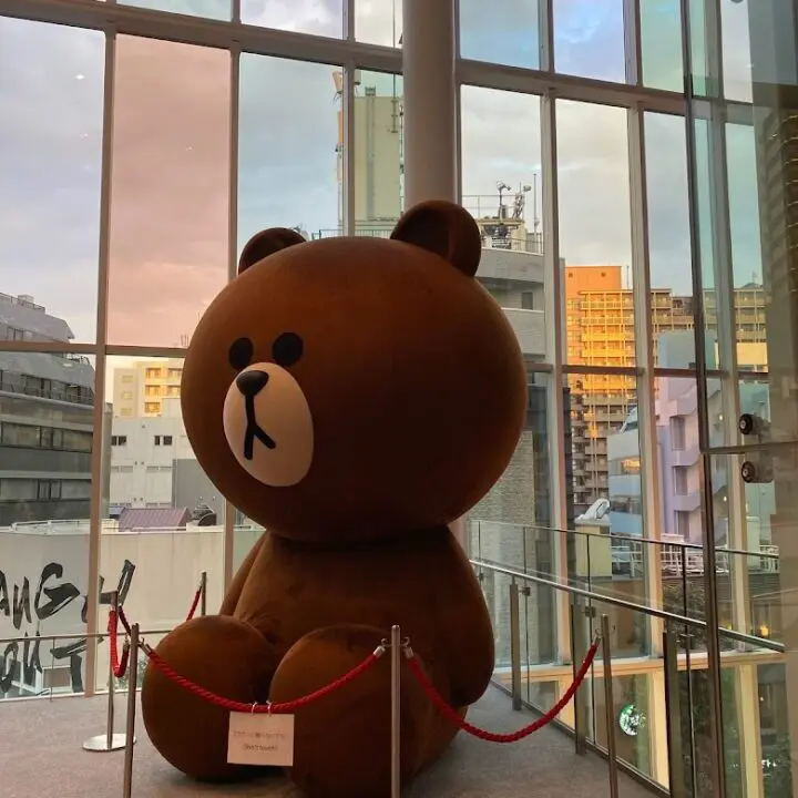 LINE CUBE SHIBUYAのホール内にあるライン