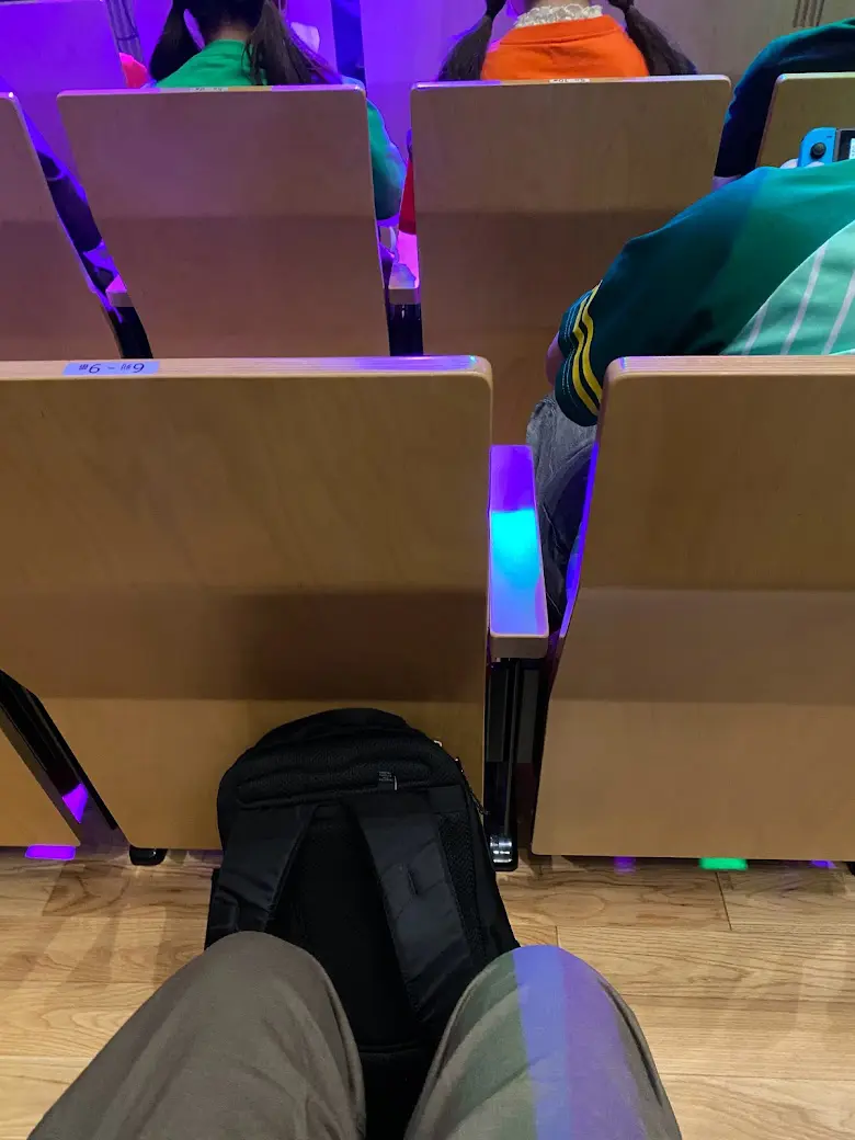 SHIBUYA LINE CUBEの前との座席との距離